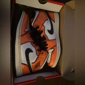 Jordan 1, Turf Orange, black & white. Size 8.5M